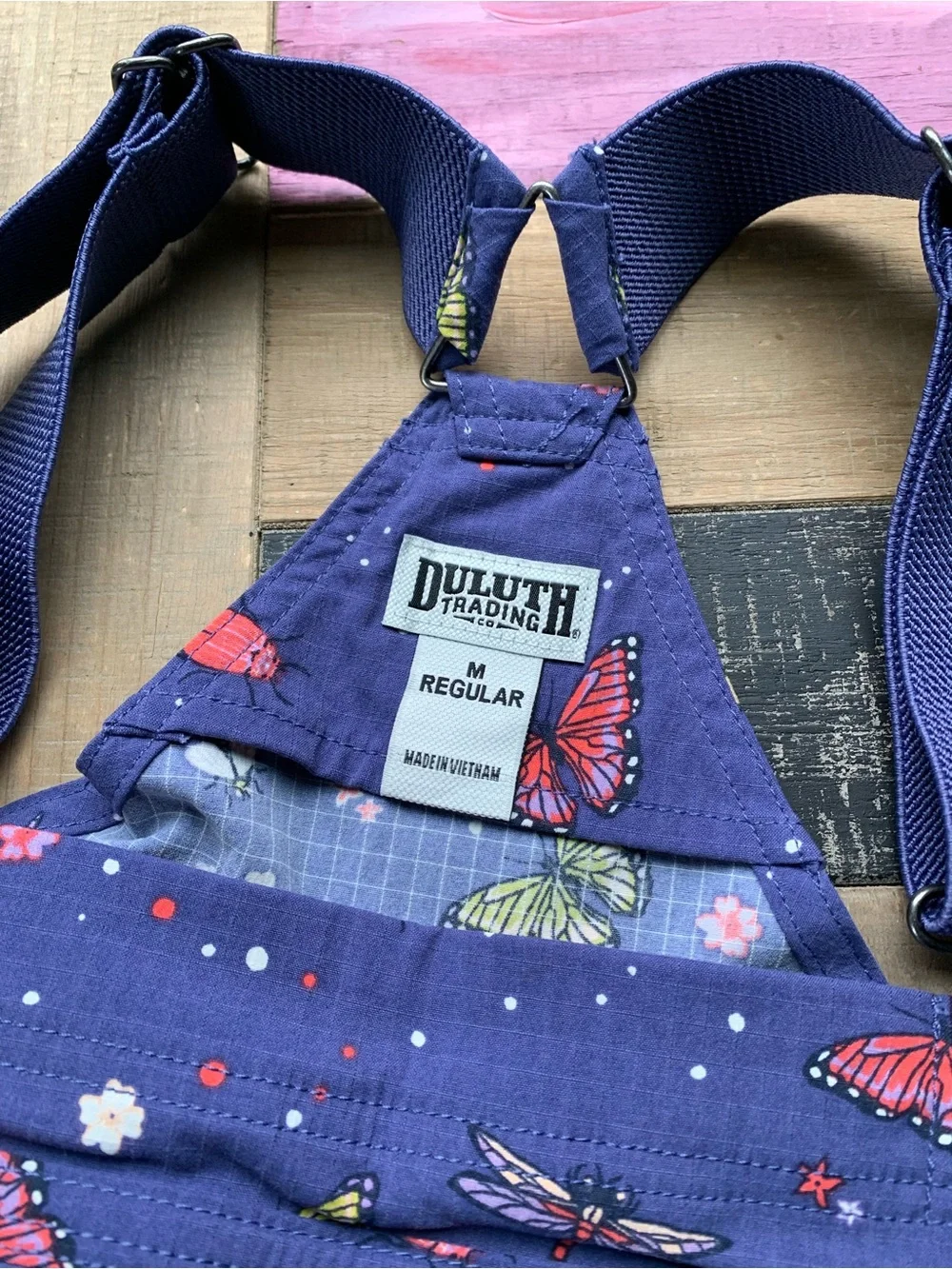 NWT Duluth Medium Heirloom Garden Convertible Bib Overalls Indigo Backyard Bugs - Picture 2 of 8